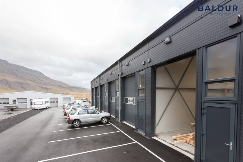 Járnslétta 2 séð á ská, opin innkeyrsluhurð og Esjan í baksýn