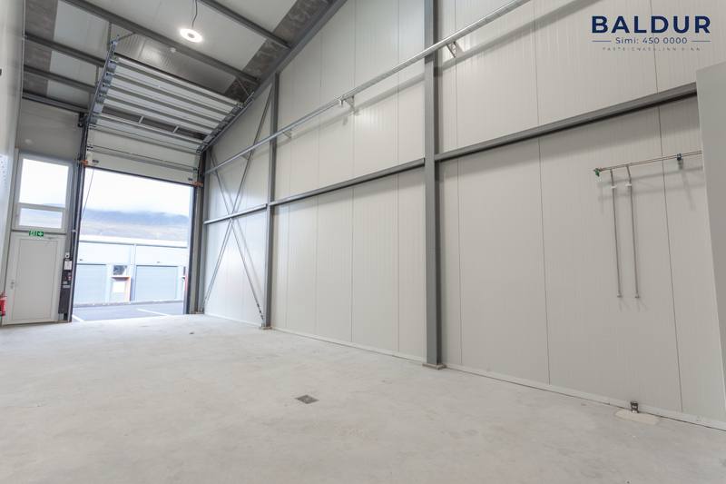 Vinnurými, horft að opinni innkeyrsluhurð 3 × 4,5 m