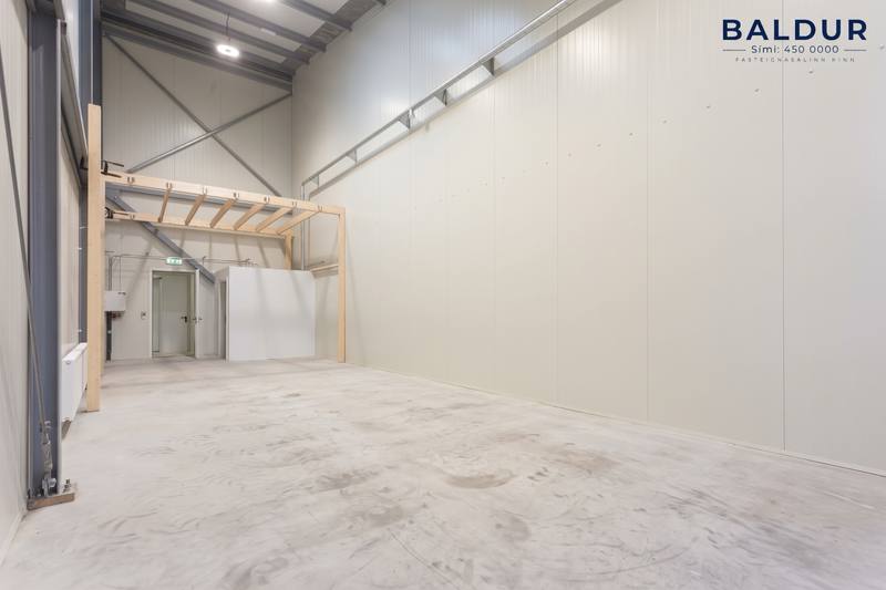 Grind að millilofti í smíðum: um 50 m² með 3,6 m lofthæð undir