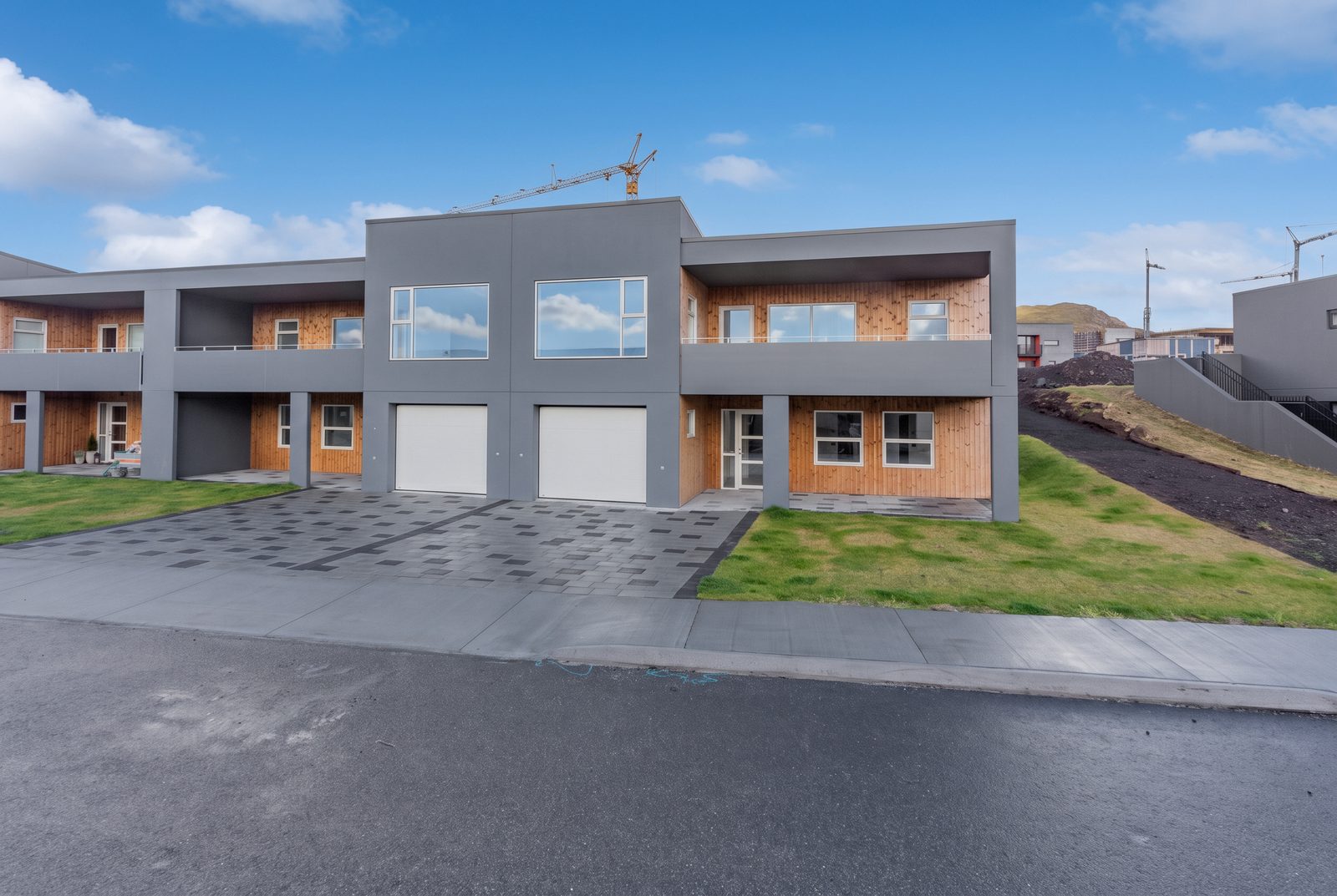 Úugata 26 og raðhúsalengjan, séð beint frá götunni