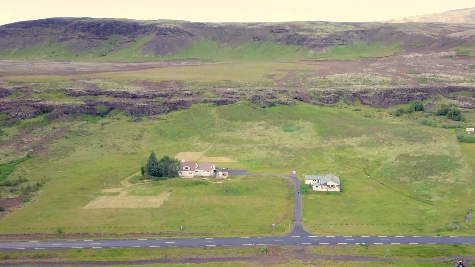 The Riftún farmhouse and meadows above Þorlákshafnarvegur, where holiday-home plots are planned